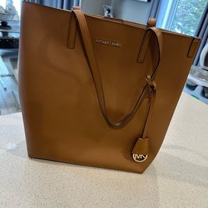 Michael Kors large leather tote bag. Comes with clutch.